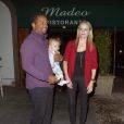  Alfonso Ribeiro, sa femme Angela Unkrich et leur fils Alfonso Lincoln Jr. Ribeiro sortent du restaurant Madeo &agrave; West Hollywood, le 25 f&eacute;vrier 2014, apr&egrave;s un d&icirc;ner.  