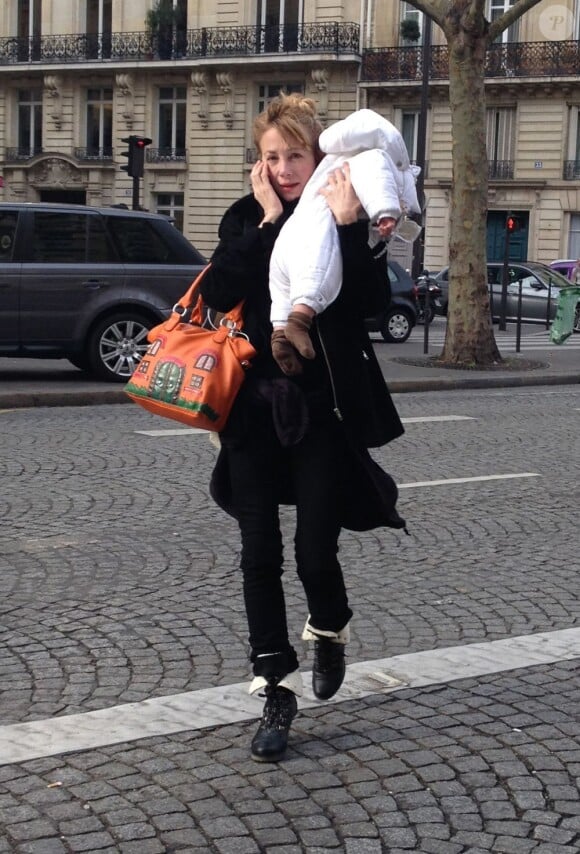 Julie Depardieu et son petit garçon Alfred surpris le 6 décembre 2012 dans les rues de Paris après une visite chez le pédiatre