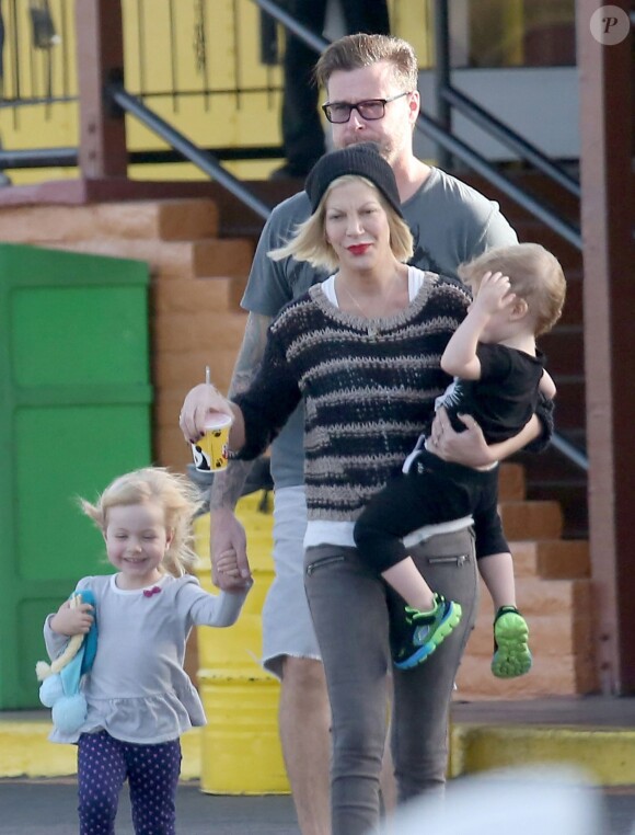 Dean McDermott et Tori Spelling en famille à Los Angeles, le 22 novembre 2014.