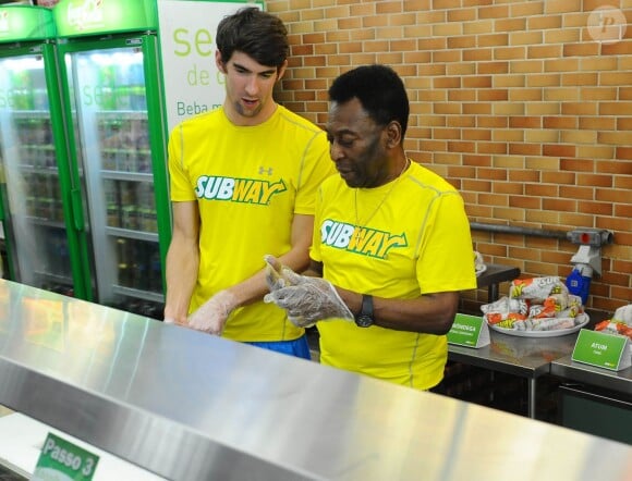Michael Phelps et Pelé jouent au football avec des enfants pour la nouvelle campagne de publicite de la chaine de restauration rapide Subway à Sao Paulo au Brésil le 4 décembre 2013.