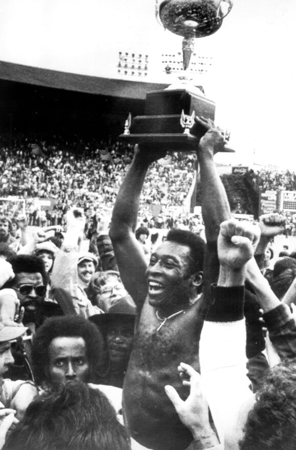 Pelé avec le trophée du championt des Etats-Unis, le 29 août 1977 au stade de Portland, à Portland