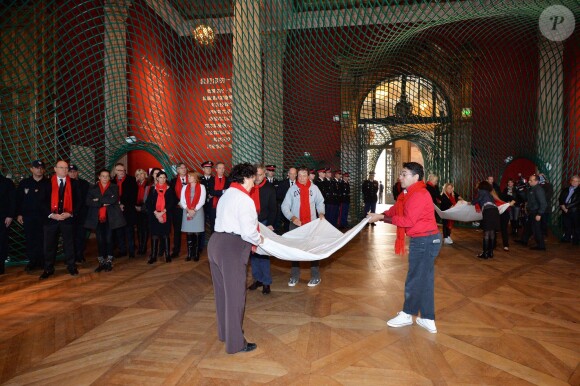 La princesse Stéphanie et le prince Albert II de Monaco participent au déploiement des "Courtepointes" en mémoire des victimes du SIDA, au Musée de l'Océanographie à Monaco, le 28 novembre 2014. L'opération « Courtepointes » (quatrième édition), est un travail artistique sur toile, individuel et collectif qui rend hommage aux personnes disparues du Sida. Cette démarche de mémoire a été initiée en 1987 par la fondation « Names Project Aids Memorial Quilt » afin d’illustrer les ravages que provoquaient cette maladie. Chaque courtepointe comprend huit toiles cousues entre elles, sur une surface de 4m x 4m ; elles portent toutes le nom d’une personne disparue et ont toutes été réalisées par des personnes de FAM, la plupart d’entre elles vivant avec le VIH.  President of Fight Aids Monaco and U.N. Aids Ambassador, Princess Stephanie and her brother Prince Albert II of Monaco attend 'The Courtpointes' event at Oceanographic Museum in Monaco, on November 28, 2014. This is to commemorate the lifes of persons lost to AIDS. This action was initiated since 1987 by 'Names Project Aids Memorial Quilt ' foundation. The AIDS Memorial Quilt measures approximately twelve feet square, and a typical block consists of eight individual three foot by six foot panels sewn together.28/11/2014 - Monaco