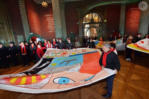 La princesse Stéphanie et le prince Albert II de Monaco participent au déploiement des "Courtepointes" en mémoire des victimes du SIDA, au Musée de l'Océanographie à Monaco, le 28 novembre 2014. L'opération « Courtepointes » (quatrième édition), est un travail artistique sur toile, individuel et collectif qui rend hommage aux personnes disparues du Sida. Cette démarche de mémoire a été initiée en 1987 par la fondation « Names Project Aids Memorial Quilt » afin d’illustrer les ravages que provoquaient cette maladie. Chaque courtepointe comprend huit toiles cousues entre elles, sur une surface de 4m x 4m ; elles portent toutes le nom d’une personne disparue et ont toutes été réalisées par des personnes de FAM, la plupart d’entre elles vivant avec le VIH.  President of Fight Aids Monaco and U.N. Aids Ambassador, Princess Stephanie and her brother Prince Albert II of Monaco attend 'The Courtpointes' event at Oceanographic Museum in Monaco, on November 28, 2014. This is to commemorate the lifes of persons lost to AIDS. This action was initiated since 1987 by 'Names Project Aids Memorial Quilt ' foundation. The AIDS Memorial Quilt measures approximately twelve feet square, and a typical block consists of eight individual three foot by six foot panels sewn together.28/11/2014 - Monaco
