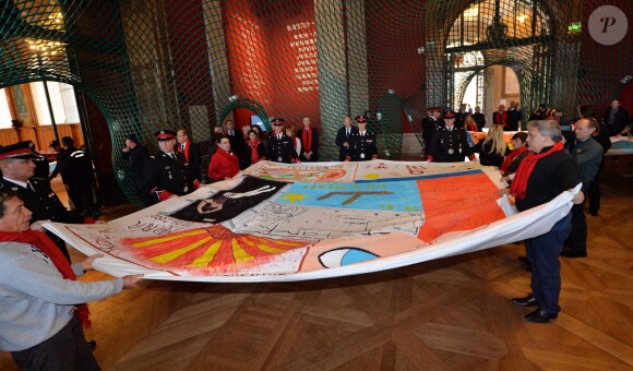 La princesse Stéphanie et le prince Albert II de Monaco participent au déploiement des "Courtepointes" en mémoire des victimes du SIDA, au Musée de l'Océanographie à Monaco, le 28 novembre 2014. L'opération « Courtepointes » (quatrième édition), est un travail artistique sur toile, individuel et collectif qui rend hommage aux personnes disparues du Sida. Cette démarche de mémoire a été initiée en 1987 par la fondation « Names Project Aids Memorial Quilt » afin d’illustrer les ravages que provoquaient cette maladie. Chaque courtepointe comprend huit toiles cousues entre elles, sur une surface de 4m x 4m ; elles portent toutes le nom d’une personne disparue et ont toutes été réalisées par des personnes de FAM, la plupart d’entre elles vivant avec le VIH.  President of Fight Aids Monaco and U.N. Aids Ambassador, Princess Stephanie and her brother Prince Albert II of Monaco attend 'The Courtpointes' event at Oceanographic Museum in Monaco, on November 28, 2014. This is to commemorate the lifes of persons lost to AIDS. This action was initiated since 1987 by 'Names Project Aids Memorial Quilt ' foundation. The AIDS Memorial Quilt measures approximately twelve feet square, and a typical block consists of eight individual three foot by six foot panels sewn together.28/11/2014 - Monaco