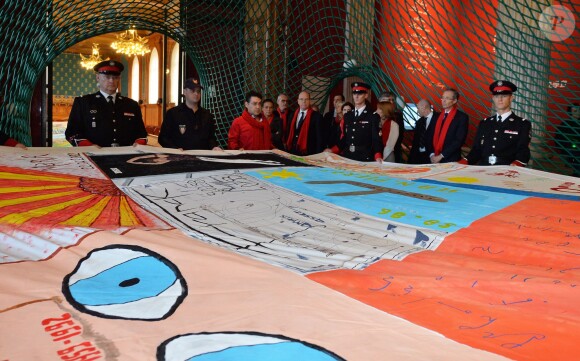 La princesse Stéphanie et le prince Albert II de Monaco participent au déploiement des "Courtepointes" en mémoire des victimes du SIDA, au Musée de l'Océanographie à Monaco, le 28 novembre 2014. L'opération « Courtepointes » (quatrième édition), est un travail artistique sur toile, individuel et collectif qui rend hommage aux personnes disparues du Sida. Cette démarche de mémoire a été initiée en 1987 par la fondation « Names Project Aids Memorial Quilt » afin d’illustrer les ravages que provoquaient cette maladie. Chaque courtepointe comprend huit toiles cousues entre elles, sur une surface de 4m x 4m ; elles portent toutes le nom d’une personne disparue et ont toutes été réalisées par des personnes de FAM, la plupart d’entre elles vivant avec le VIH.  President of Fight Aids Monaco and U.N. Aids Ambassador, Princess Stephanie and her brother Prince Albert II of Monaco attend 'The Courtpointes' event at Oceanographic Museum in Monaco, on November 28, 2014. This is to commemorate the lifes of persons lost to AIDS. This action was initiated since 1987 by 'Names Project Aids Memorial Quilt ' foundation. The AIDS Memorial Quilt measures approximately twelve feet square, and a typical block consists of eight individual three foot by six foot panels sewn together.28/11/2014 - Monaco