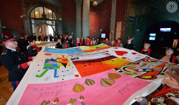 La princesse Stéphanie et le prince Albert II de Monaco participent au déploiement des "Courtepointes" en mémoire des victimes du SIDA, au Musée de l'Océanographie à Monaco, le 28 novembre 2014. L'opération « Courtepointes » (quatrième édition), est un travail artistique sur toile, individuel et collectif qui rend hommage aux personnes disparues du Sida. Cette démarche de mémoire a été initiée en 1987 par la fondation « Names Project Aids Memorial Quilt » afin d’illustrer les ravages que provoquaient cette maladie. Chaque courtepointe comprend huit toiles cousues entre elles, sur une surface de 4m x 4m ; elles portent toutes le nom d’une personne disparue et ont toutes été réalisées par des personnes de FAM, la plupart d’entre elles vivant avec le VIH.  President of Fight Aids Monaco and U.N. Aids Ambassador, Princess Stephanie and her brother Prince Albert II of Monaco attend 'The Courtpointes' event at Oceanographic Museum in Monaco, on November 28, 2014. This is to commemorate the lifes of persons lost to AIDS. This action was initiated since 1987 by 'Names Project Aids Memorial Quilt ' foundation. The AIDS Memorial Quilt measures approximately twelve feet square, and a typical block consists of eight individual three foot by six foot panels sewn together.28/11/2014 - Monaco