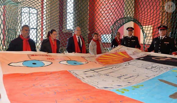 La princesse Stéphanie et le prince Albert II de Monaco participent au déploiement des "Courtepointes" en mémoire des victimes du SIDA, au Musée de l'Océanographie à Monaco, le 28 novembre 2014. L'opération « Courtepointes » (quatrième édition), est un travail artistique sur toile, individuel et collectif qui rend hommage aux personnes disparues du Sida. Cette démarche de mémoire a été initiée en 1987 par la fondation « Names Project Aids Memorial Quilt » afin d’illustrer les ravages que provoquaient cette maladie. Chaque courtepointe comprend huit toiles cousues entre elles, sur une surface de 4m x 4m ; elles portent toutes le nom d’une personne disparue et ont toutes été réalisées par des personnes de FAM, la plupart d’entre elles vivant avec le VIH.  President of Fight Aids Monaco and U.N. Aids Ambassador, Princess Stephanie and her brother Prince Albert II of Monaco attend 'The Courtpointes' event at Oceanographic Museum in Monaco, on November 28, 2014. This is to commemorate the lifes of persons lost to AIDS. This action was initiated since 1987 by 'Names Project Aids Memorial Quilt ' foundation. The AIDS Memorial Quilt measures approximately twelve feet square, and a typical block consists of eight individual three foot by six foot panels sewn together.28/11/2014 - Monaco