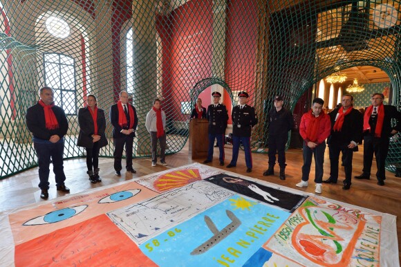 La princesse Stéphanie et le prince Albert II de Monaco participent au déploiement des "Courtepointes" en mémoire des victimes du SIDA, au Musée de l'Océanographie à Monaco, le 28 novembre 2014. L'opération « Courtepointes » (quatrième édition), est un travail artistique sur toile, individuel et collectif qui rend hommage aux personnes disparues du Sida. Cette démarche de mémoire a été initiée en 1987 par la fondation « Names Project Aids Memorial Quilt » afin d’illustrer les ravages que provoquaient cette maladie. Chaque courtepointe comprend huit toiles cousues entre elles, sur une surface de 4m x 4m ; elles portent toutes le nom d’une personne disparue et ont toutes été réalisées par des personnes de FAM, la plupart d’entre elles vivant avec le VIH.  President of Fight Aids Monaco and U.N. Aids Ambassador, Princess Stephanie and her brother Prince Albert II of Monaco attend 'The Courtpointes' event at Oceanographic Museum in Monaco, on November 28, 2014. This is to commemorate the lifes of persons lost to AIDS. This action was initiated since 1987 by 'Names Project Aids Memorial Quilt ' foundation. The AIDS Memorial Quilt measures approximately twelve feet square, and a typical block consists of eight individual three foot by six foot panels sewn together.28/11/2014 - Monaco