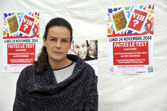 La princesse Stéphanie de Monaco, présidente de l'association Fight Aids Monaco et ambassadrice à l'ONU Sida a participé pour la 3eme année au lancement de l'opération "Test in the City" sur la promenade Honoré II à Monaco, le 24 Novembre 2014. Durant toute la journée, de façon anonyme, on peut faire une test VIH et se faire dépister gratuitement. Une simple goutte de sang prélévée comme un test pour diabétique, un mélange chimique de deux réactifs et en moins de 10 minutes, le bénévole qualifié remet le résultat du test. En cas de test positif une équipe (médecin, psycholgue) est là pour prendre en charge la personne qui découvrirait sa séropositivité. La princesse, met l'accent, sur le fait qu'il n'y a toujours pas de vaccin qui guérit du VIH et tente de sensibiliser autant les jeunes que les adultes aux risques de la contamination. Cette semaine Monaco sera l'un des pays où la lutte contre le SIDA sera mis en avant. Jeudi la princesse animera sur Radio Monaco, Jungle Fight, la seule émission mensuelle sur les ondes à ne parler que du VIH et de prévention. Vendredi, ce sera le déploiement des "Courtes Pointes", en mémoire des personnes mortes du SIDA et le 1er décembre, journée internationale du SIDA, la traditionelle ventre aux enchères au profit de son association.  President of Fight Aids Monaco and U.N. Aids Ambassador, Princess Stephanie attends to launch for the third time, 'Test In The City', at Promenade Honoré II area in Monaco, on November 24, 2014. During all the day, people will can do a new Aids free test. In 10 minutes the result will be knew in the same spirit of a test for diabetes.24/11/2014 - Monaco