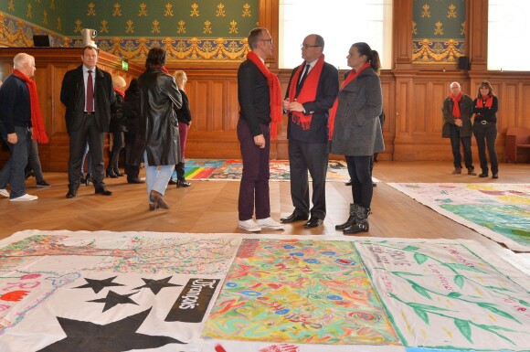 La princesse Stéphanie et le prince Albert II de Monaco participent au déploiement des "Courtepointes" en mémoire des victimes du SIDA, au Musée de l'Océanographie à Monaco, le 28 novembre 2014. L'opération « Courtepointes » (quatrième édition), est un travail artistique sur toile, individuel et collectif qui rend hommage aux personnes disparues du Sida. Cette démarche de mémoire a été initiée en 1987 par la fondation « Names Project Aids Memorial Quilt » afin d’illustrer les ravages que provoquaient cette maladie. Chaque courtepointe comprend huit toiles cousues entre elles, sur une surface de 4m x 4m ; elles portent toutes le nom d’une personne disparue et ont toutes été réalisées par des personnes de FAM, la plupart d’entre elles vivant avec le VIH.  President of Fight Aids Monaco and U.N. Aids Ambassador, Princess Stephanie and her brother Prince Albert II of Monaco attend 'The Courtpointes' event at Oceanographic Museum in Monaco, on November 28, 2014. This is to commemorate the lifes of persons lost to AIDS. This action was initiated since 1987 by 'Names Project Aids Memorial Quilt ' foundation. The AIDS Memorial Quilt measures approximately twelve feet square, and a typical block consists of eight individual three foot by six foot panels sewn together.28/11/2014 - Monaco