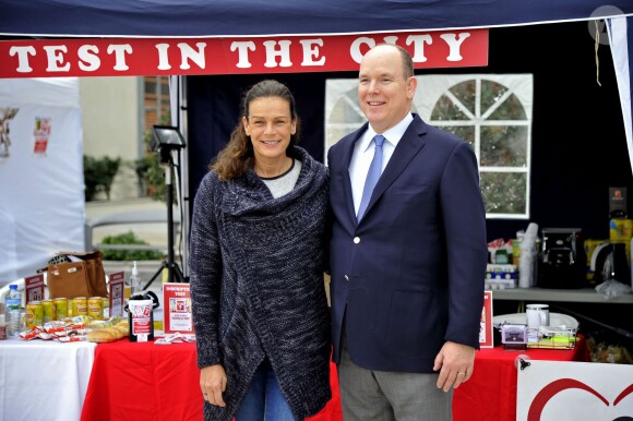 La princesse Stéphanie de Monaco, présidente de l'association Fight Aids Monaco et ambassadrice à l'ONU Sida, accopmagnée par son frère, le Prince Albert II de Monaco, a participé pour la 3eme année au lancement de l'opération "Test in the City" sur la promenade Honoré II à Monaco, le 24 Novembre 2014. Durant toute la journée, de façon anonyme, on peut faire une test VIH et se faire dépister gratuitement. Une simple goutte de sang prélévée comme un test pour diabétique, un mélange chimique de deux réactifs et en moins de 10 minutes, le bénévole qualifié remet le résultat du test. En cas de test positif une équipe (médecin, psycholgue) est là pour prendre en charge la personne qui découvrirait sa séropositivité. La princesse, met l'accent, sur le fait qu'il n'y a toujours pas de vaccin qui guérit du VIH et tente de sensibiliser autant les jeunes que les adultes aux risques de la contamination. Cette semaine Monaco sera l'un des pays où la lutte contre le SIDA sera mis en avant. Jeudi la princesse animera sur Radio Monaco, Jungle Fight, la seule émission mensuelle sur les ondes à ne parler que du VIH et de prévention. Vendredi, ce sera le déploiement des "Courtes Pointes", en mémoire des personnes mortes du SIDA et le 1er décembre, journée internationale du SIDA, la traditionelle ventre aux enchères au profit de son association.  President of Fight Aids Monaco and U.N. Aids Ambassador, Princess Stephanie and her brother Prince Albert II of Monaco attend to launch for the third time, 'Test In The City', at Promenade Honoré II area in Monaco, on November 24, 2014. During all the day, people will can do a new Aids free test. In 10 minutes the result will be knew in the same spirit of a test for diabetes.24/11/2014 - Monaco