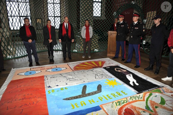 La princesse Stéphanie et le prince Albert II de Monaco participent au déploiement des "Courtepointes" en mémoire des victimes du SIDA, au Musée de l'Océanographie à Monaco, le 28 novembre 2014. L'opération « Courtepointes » (quatrième édition), est un travail artistique sur toile, individuel et collectif qui rend hommage aux personnes disparues du Sida. Cette démarche de mémoire a été initiée en 1987 par la fondation « Names Project Aids Memorial Quilt » afin d’illustrer les ravages que provoquaient cette maladie. Chaque courtepointe comprend huit toiles cousues entre elles, sur une surface de 4m x 4m ; elles portent toutes le nom d’une personne disparue et ont toutes été réalisées par des personnes de FAM, la plupart d’entre elles vivant avec le VIH.  President of Fight Aids Monaco and U.N. Aids Ambassador, Princess Stephanie and her brother Prince Albert II of Monaco attend 'The Courtpointes' event at Oceanographic Museum in Monaco, on November 28, 2014. This is to commemorate the lifes of persons lost to AIDS. This action was initiated since 1987 by 'Names Project Aids Memorial Quilt ' foundation. The AIDS Memorial Quilt measures approximately twelve feet square, and a typical block consists of eight individual three foot by six foot panels sewn together.28/11/2014 - Monaco