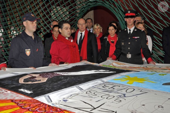 La princesse Stéphanie et le prince Albert II de Monaco participent au déploiement des "Courtepointes" en mémoire des victimes du SIDA, au Musée de l'Océanographie à Monaco, le 28 novembre 2014. L'opération « Courtepointes » (quatrième édition), est un travail artistique sur toile, individuel et collectif qui rend hommage aux personnes disparues du Sida. Cette démarche de mémoire a été initiée en 1987 par la fondation « Names Project Aids Memorial Quilt » afin d’illustrer les ravages que provoquaient cette maladie. Chaque courtepointe comprend huit toiles cousues entre elles, sur une surface de 4m x 4m ; elles portent toutes le nom d’une personne disparue et ont toutes été réalisées par des personnes de FAM, la plupart d’entre elles vivant avec le VIH.  President of Fight Aids Monaco and U.N. Aids Ambassador, Princess Stephanie and her brother Prince Albert II of Monaco attend 'The Courtpointes' event at Oceanographic Museum in Monaco, on November 28, 2014. This is to commemorate the lifes of persons lost to AIDS. This action was initiated since 1987 by 'Names Project Aids Memorial Quilt ' foundation. The AIDS Memorial Quilt measures approximately twelve feet square, and a typical block consists of eight individual three foot by six foot panels sewn together.28/11/2014 - Monaco