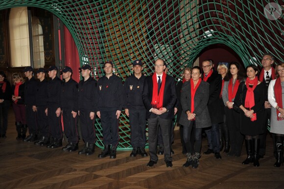 La princesse Stéphanie et le prince Albert II de Monaco participent au déploiement des "Courtepointes" en mémoire des victimes du SIDA, au Musée de l'Océanographie à Monaco, le 28 novembre 2014. L'opération « Courtepointes » (quatrième édition), est un travail artistique sur toile, individuel et collectif qui rend hommage aux personnes disparues du Sida. Cette démarche de mémoire a été initiée en 1987 par la fondation « Names Project Aids Memorial Quilt » afin d’illustrer les ravages que provoquaient cette maladie. Chaque courtepointe comprend huit toiles cousues entre elles, sur une surface de 4m x 4m ; elles portent toutes le nom d’une personne disparue et ont toutes été réalisées par des personnes de FAM, la plupart d’entre elles vivant avec le VIH.  President of Fight Aids Monaco and U.N. Aids Ambassador, Princess Stephanie and her brother Prince Albert II of Monaco attend 'The Courtpointes' event at Oceanographic Museum in Monaco, on November 28, 2014. This is to commemorate the lifes of persons lost to AIDS. This action was initiated since 1987 by 'Names Project Aids Memorial Quilt ' foundation. The AIDS Memorial Quilt measures approximately twelve feet square, and a typical block consists of eight individual three foot by six foot panels sewn together.28/11/2014 - Monaco