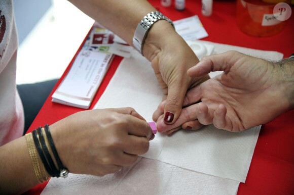 Illustration - La princesse Stéphanie de Monaco, présidente de l'association Fight Aids Monaco et ambassadrice à l'ONU Sida a participé pour la 3eme année au lancement de l'opération "Test in the City" sur la promenade Honoré II à Monaco, le 24 Novembre 2014. Durant toute la journée, de façon anonyme, on peut faire une test VIH et se faire dépister gratuitement. Une simple goutte de sang prélévée comme un test pour diabétique, un mélange chimique de deux réactifs et en moins de 10 minutes, le bénévole qualifié remet le résultat du test. En cas de test positif une équipe (médecin, psycholgue) est là pour prendre en charge la personne qui découvrirait sa séropositivité. La princesse, met l'accent, sur le fait qu'il n'y a toujours pas de vaccin qui guérit du VIH et tente de sensibiliser autant les jeunes que les adultes aux risques de la contamination. Cette semaine Monaco sera l'un des pays où la lutte contre le SIDA sera mis en avant. Jeudi la princesse animera sur Radio Monaco, Jungle Fight, la seule émission mensuelle sur les ondes à ne parler que du VIH et de prévention. Vendredi, ce sera le déploiement des "Courtes Pointes", en mémoire des personnes mortes du SIDA et le 1er décembre, journée internationale du SIDA, la traditionelle ventre aux enchères au profit de son association.  Atmosphere - President of Fight Aids Monaco and U.N. Aids Ambassador, Princess Stephanie attends to launch for the third time, 'Test In The City', at Promenade Honoré II area in Monaco, on November 24, 2014. During all the day, people will can do a new Aids free test. In 10 minutes the result will be knew in the same spirit of a test for diabetes.24/11/2014 - Monaco