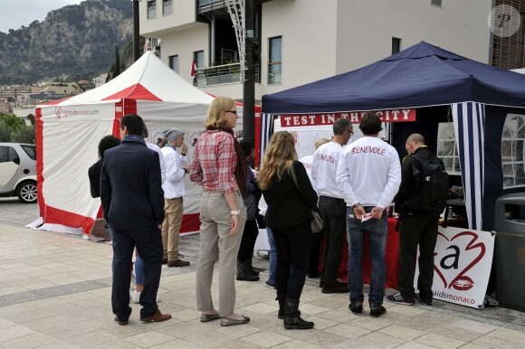 Illustration - La princesse Stéphanie de Monaco, présidente de l'association Fight Aids Monaco et ambassadrice à l'ONU Sida a participé pour la 3eme année au lancement de l'opération "Test in the City" sur la promenade Honoré II à Monaco, le 24 Novembre 2014. Durant toute la journée, de façon anonyme, on peut faire une test VIH et se faire dépister gratuitement. Une simple goutte de sang prélévée comme un test pour diabétique, un mélange chimique de deux réactifs et en moins de 10 minutes, le bénévole qualifié remet le résultat du test. En cas de test positif une équipe (médecin, psycholgue) est là pour prendre en charge la personne qui découvrirait sa séropositivité. La princesse, met l'accent, sur le fait qu'il n'y a toujours pas de vaccin qui guérit du VIH et tente de sensibiliser autant les jeunes que les adultes aux risques de la contamination. Cette semaine Monaco sera l'un des pays où la lutte contre le SIDA sera mis en avant. Jeudi la princesse animera sur Radio Monaco, Jungle Fight, la seule émission mensuelle sur les ondes à ne parler que du VIH et de prévention. Vendredi, ce sera le déploiement des "Courtes Pointes", en mémoire des personnes mortes du SIDA et le 1er décembre, journée internationale du SIDA, la traditionelle ventre aux enchères au profit de son association.  Atmosphere - President of Fight Aids Monaco and U.N. Aids Ambassador, Princess Stephanie attends to launch for the third time, 'Test In The City', at Promenade Honoré II area in Monaco, on November 24, 2014. During all the day, people will can do a new Aids free test. In 10 minutes the result will be knew in the same spirit of a test for diabetes.24/11/2014 - Monaco