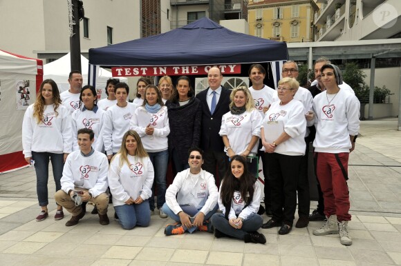La princesse Stéphanie de Monaco, présidente de l'association Fight Aids Monaco et ambassadrice à l'ONU Sida, accopmagnée par son frère, le Prince Albert II de Monaco, a participé pour la 3eme année au lancement de l'opération "Test in the City" sur la promenade Honoré II à Monaco, le 24 Novembre 2014. Durant toute la journée, de façon anonyme, on peut faire une test VIH et se faire dépister gratuitement. Une simple goutte de sang prélévée comme un test pour diabétique, un mélange chimique de deux réactifs et en moins de 10 minutes, le bénévole qualifié remet le résultat du test. En cas de test positif une équipe (médecin, psycholgue) est là pour prendre en charge la personne qui découvrirait sa séropositivité. La princesse, met l'accent, sur le fait qu'il n'y a toujours pas de vaccin qui guérit du VIH et tente de sensibiliser autant les jeunes que les adultes aux risques de la contamination. Cette semaine Monaco sera l'un des pays où la lutte contre le SIDA sera mis en avant. Jeudi la princesse animera sur Radio Monaco, Jungle Fight, la seule émission mensuelle sur les ondes à ne parler que du VIH et de prévention. Vendredi, ce sera le déploiement des "Courtes Pointes", en mémoire des personnes mortes du SIDA et le 1er décembre, journée internationale du SIDA, la traditionelle ventre aux enchères au profit de son association.  President of Fight Aids Monaco and U.N. Aids Ambassador, Princess Stephanie and her brother Prince Albert II of Monaco attend to launch for the third time, 'Test In The City', at Promenade Honoré II area in Monaco, on November 24, 2014. During all the day, people will can do a new Aids free test. In 10 minutes the result will be knew in the same spirit of a test for diabetes.24/11/2014 - Monaco