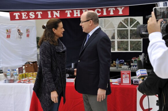 La princesse Stéphanie de Monaco, présidente de l'association Fight Aids Monaco et ambassadrice à l'ONU Sida, accopmagnée par son frère, le Prince Albert II de Monaco, a participé pour la 3eme année au lancement de l'opération "Test in the City" sur la promenade Honoré II à Monaco, le 24 Novembre 2014. Durant toute la journée, de façon anonyme, on peut faire une test VIH et se faire dépister gratuitement. Une simple goutte de sang prélévée comme un test pour diabétique, un mélange chimique de deux réactifs et en moins de 10 minutes, le bénévole qualifié remet le résultat du test. En cas de test positif une équipe (médecin, psycholgue) est là pour prendre en charge la personne qui découvrirait sa séropositivité. La princesse, met l'accent, sur le fait qu'il n'y a toujours pas de vaccin qui guérit du VIH et tente de sensibiliser autant les jeunes que les adultes aux risques de la contamination. Cette semaine Monaco sera l'un des pays où la lutte contre le SIDA sera mis en avant. Jeudi la princesse animera sur Radio Monaco, Jungle Fight, la seule émission mensuelle sur les ondes à ne parler que du VIH et de prévention. Vendredi, ce sera le déploiement des "Courtes Pointes", en mémoire des personnes mortes du SIDA et le 1er décembre, journée internationale du SIDA, la traditionelle ventre aux enchères au profit de son association.  President of Fight Aids Monaco and U.N. Aids Ambassador, Princess Stephanie and her brother Prince Albert II of Monaco attend to launch for the third time, 'Test In The City', at Promenade Honoré II area in Monaco, on November 24, 2014. During all the day, people will can do a new Aids free test. In 10 minutes the result will be knew in the same spirit of a test for diabetes.24/11/2014 - Monaco