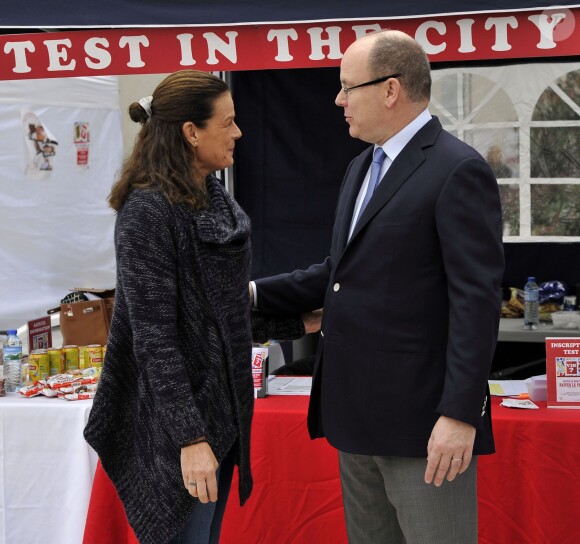 La princesse Stéphanie de Monaco, présidente de l'association Fight Aids Monaco et ambassadrice à l'ONU Sida, accopmagnée par son frère, le Prince Albert II de Monaco, a participé pour la 3eme année au lancement de l'opération "Test in the City" sur la promenade Honoré II à Monaco, le 24 Novembre 2014. Durant toute la journée, de façon anonyme, on peut faire une test VIH et se faire dépister gratuitement. Une simple goutte de sang prélévée comme un test pour diabétique, un mélange chimique de deux réactifs et en moins de 10 minutes, le bénévole qualifié remet le résultat du test. En cas de test positif une équipe (médecin, psycholgue) est là pour prendre en charge la personne qui découvrirait sa séropositivité. La princesse, met l'accent, sur le fait qu'il n'y a toujours pas de vaccin qui guérit du VIH et tente de sensibiliser autant les jeunes que les adultes aux risques de la contamination. Cette semaine Monaco sera l'un des pays où la lutte contre le SIDA sera mis en avant. Jeudi la princesse animera sur Radio Monaco, Jungle Fight, la seule émission mensuelle sur les ondes à ne parler que du VIH et de prévention. Vendredi, ce sera le déploiement des "Courtes Pointes", en mémoire des personnes mortes du SIDA et le 1er décembre, journée internationale du SIDA, la traditionelle ventre aux enchères au profit de son association.  President of Fight Aids Monaco and U.N. Aids Ambassador, Princess Stephanie and her brother Prince Albert II of Monaco attend to launch for the third time, 'Test In The City', at Promenade Honoré II area in Monaco, on November 24, 2014. During all the day, people will can do a new Aids free test. In 10 minutes the result will be knew in the same spirit of a test for diabetes.24/11/2014 - Monaco