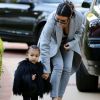 Kim Kardashian et sa fille North West, très lookées, étaient de sortie le 28 novembre 2014 à Los Angeles