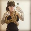 Christy Mack sur Instagram le 6 août 2014 avec Butter, son python, deux jours avant que War Machine la massacre