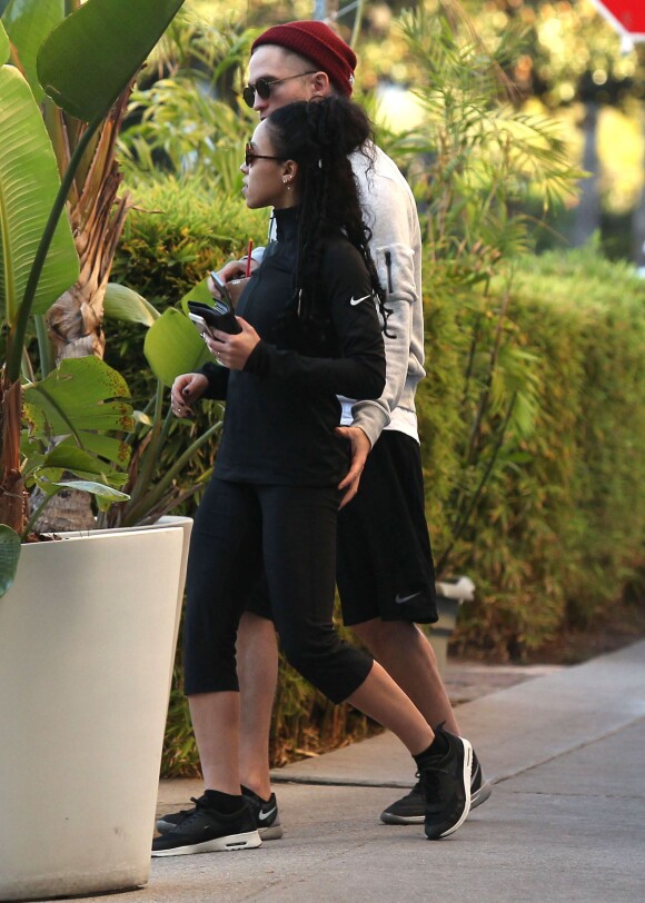 Exclusif - Robert Pattinson, main sur les fesses de sa petite amie FKA Twigs à Los Angeles, le 21 novembre 2014.