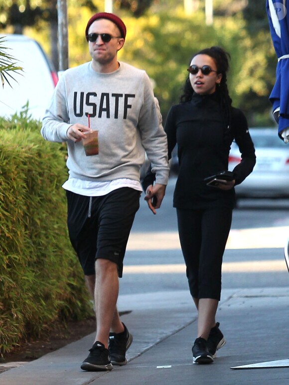Exclusif - Robert Pattinson est allé déjeuner avec sa petite amie FKA Twigs à Los Angeles, le 21 novembre 2014.