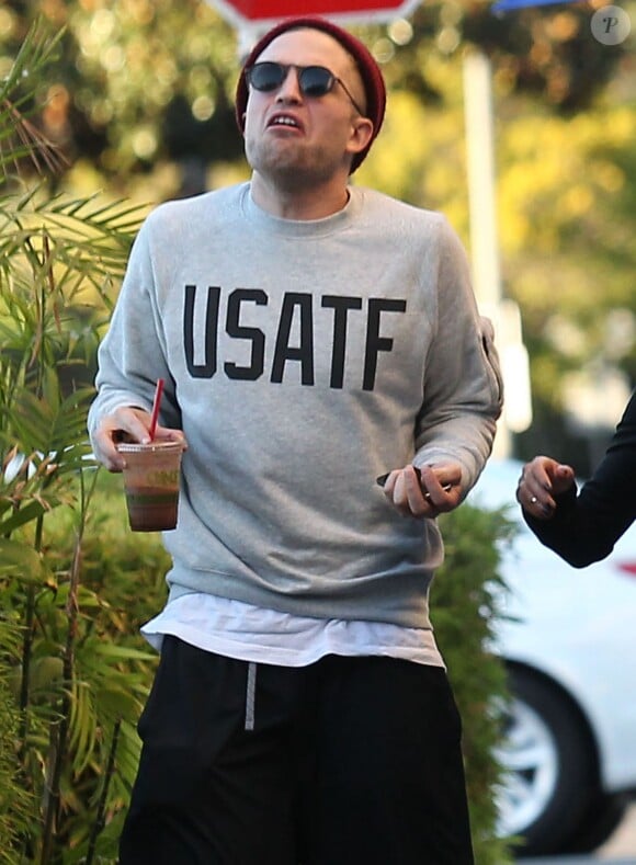 Exclusif - Robert Pattinson grimace avec sa petite amie FKA Twigs à Los Angeles, le 21 novembre 2014.