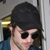 Exclusif - Robert Pattinson a une moustache et une barbe de quelques jours à son arrivée au LAX à Los Angeles, le 24 octobre 2014.