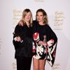 Sarah Burton (directrice artistique d'Alexander McQueen et lauréate du Red Carper Award) et Kate Moss lors des British Fashion Awards 2014 au London Coliseum. Londres, le 1er décembre 2014.