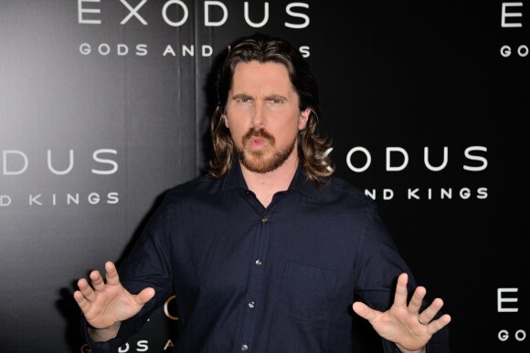 Christian Bale barbu et chevelu lors du photocall du film "Exodus : Gods and Kings" à Paris, le 2 décembre 2014.