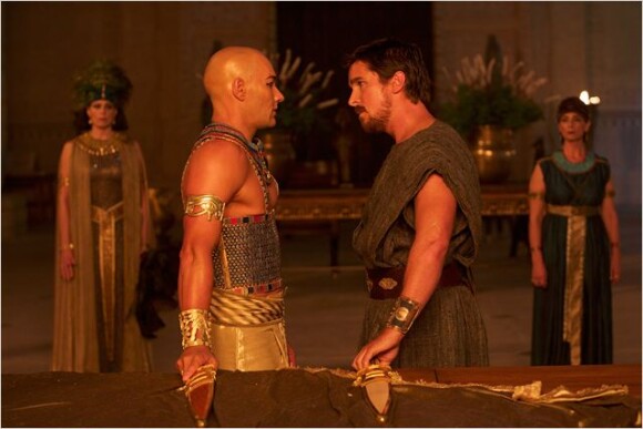 Joel Edgerton (Ramsès) et Christian Bale (Moïse) dans Exodus.