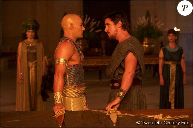 Joel Edgerton (Ramsès) et Christian Bale (Moïse) dans Exodus.