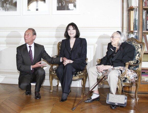 Bertrand Delanoë, Juliette Greco et Hélène Duc à Paris le 22 avril 2012