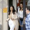 Khloé et Kim Kardashian quittent le restaurant Jerry's Deli à Woodland Hills. Los Angeles, le 1er décembre 2014.