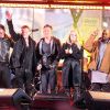 The Edge, Larry Mullen Jr, Bruce Springsteen, Carrie Underwood, Kanye West et Chris Martin lors du concert du World AIDS Day à Times Square, New York, le 1er décembre 2014.