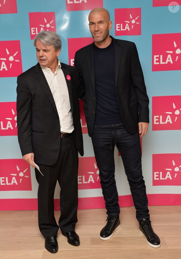 Zinédine Zidane et Guy Alba (Président de ELA ) lors du "Bilan & Perspectives" du "Club des entreprises qui marchent pour ELA" au siège de Boston Consulting Group (BCG) à Paris le 1er décembre 2014