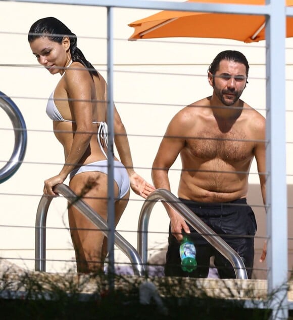 Eva Longoria et son compagnon Jose Antonio Baston profitent d'un après-midi ensoleillé près de la piscine d'un hôtel. Miami, le 6 décembre 2014.
