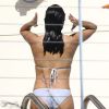 Eva Longoria, ultrasexy en bikini blanc, profite du soleil et de la piscine d'un hôtel. Miami, le 6 décembre 2014.