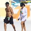 Eva Longoria et son compagnon Jose Antonio Baston profitent d'une belle journée ensoleillée sur une plage de Miami. Le 6 décembre 2014.