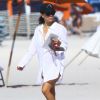 Eva Longoria profite d'une journée ensoleillée sur une plage de Miami. Le 6 décembre 2014.
