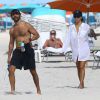 Eva Longoria et son compagnon Jose Antonio Baston profitent d'une belle journée ensoleillée sur une plage de Miami. Le 6 décembre 2014.