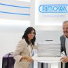 Eva Longoria et Dieter Morszeck (manager général de Rimowa) assistent à la soirée d'ouverture de la nouvelle boutique Rimowa. Miami, le 3 décembre 2014.