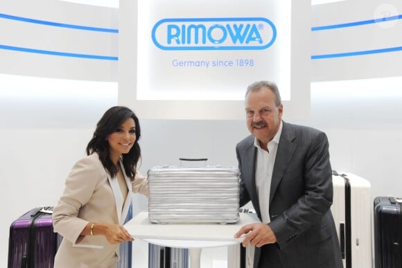 Eva Longoria et Dieter Morszeck (manager général de Rimowa) assistent à la soirée d'ouverture de la nouvelle boutique Rimowa. Miami, le 3 décembre 2014.