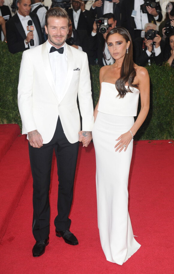 David Beckham (smoking Ralph Lauren Black Label) et sa femme Victoria Beckham, habillée d'une robe Victoria Beckham lors du Met Ball 2014. New York, le 5 mai 2014.