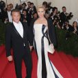  Sean Penn et Charlize Theron, v&ecirc;tue d'une veste port&eacute;e &agrave; l'italienne et d'une robe haute couture Christian Dior au Met Ball 2014. New York, le 5 mai 2014. 