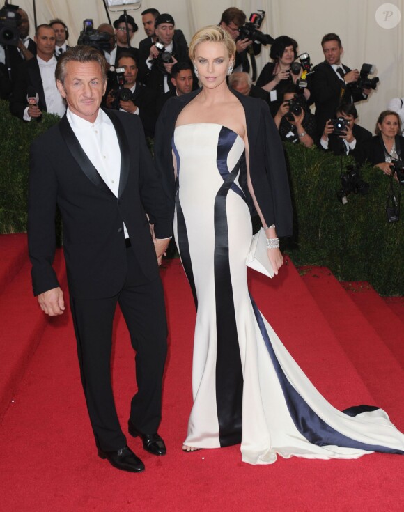 Sean Penn et Charlize Theron, vêtue d'une veste portée à l'italienne et d'une robe haute couture Christian Dior au Met Ball 2014. New York, le 5 mai 2014.