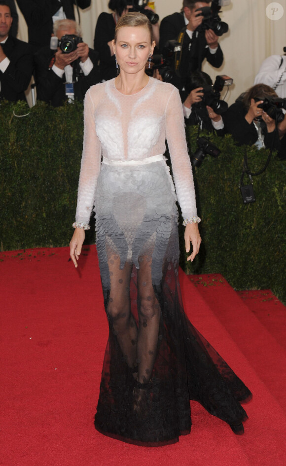 Naomi Watts, habillée d'une robe haute couture Givenchy par Riccardo Tisci, assiste au Met Ball 2014 à New York, le 5 mai 2014.