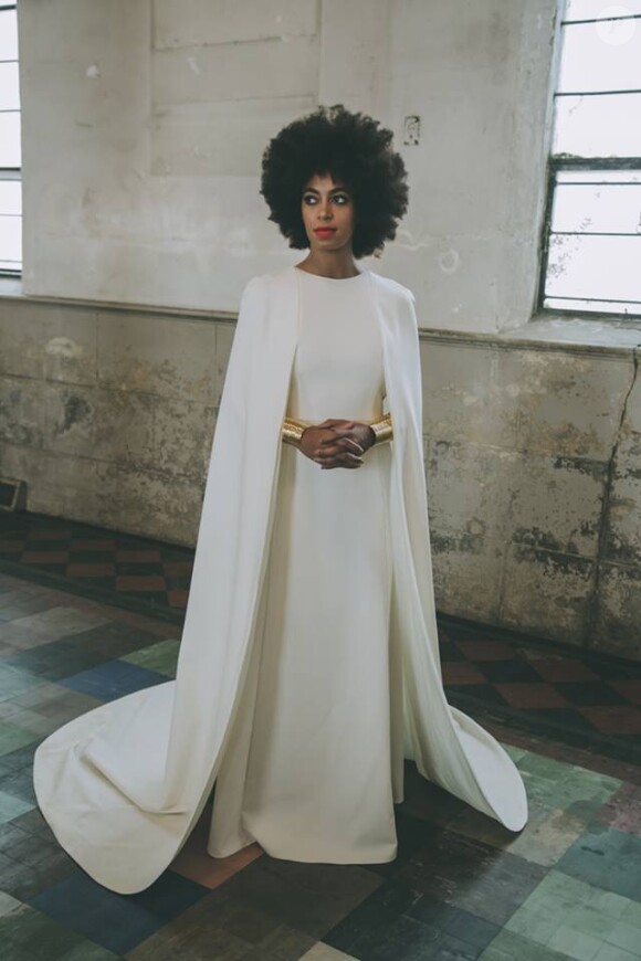 Solange Knowles, habillée d'une robe blanche à cape Kenzo, se marie à la Nouvelle-Orléans. Le 16 novembre 2014.