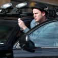 Channing Tatum découvre une contravention sur le pare-brise de sa voiture, alors qu'il sort d'un studio de danse à Los Angeles, le 4 décembre 2014.
